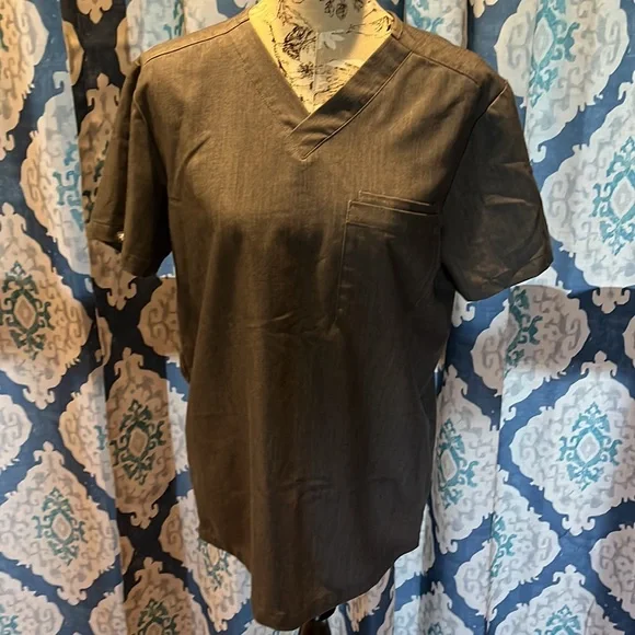 Figs Technical gray v neck front pocket scrub top size small - Picture 2 of 10